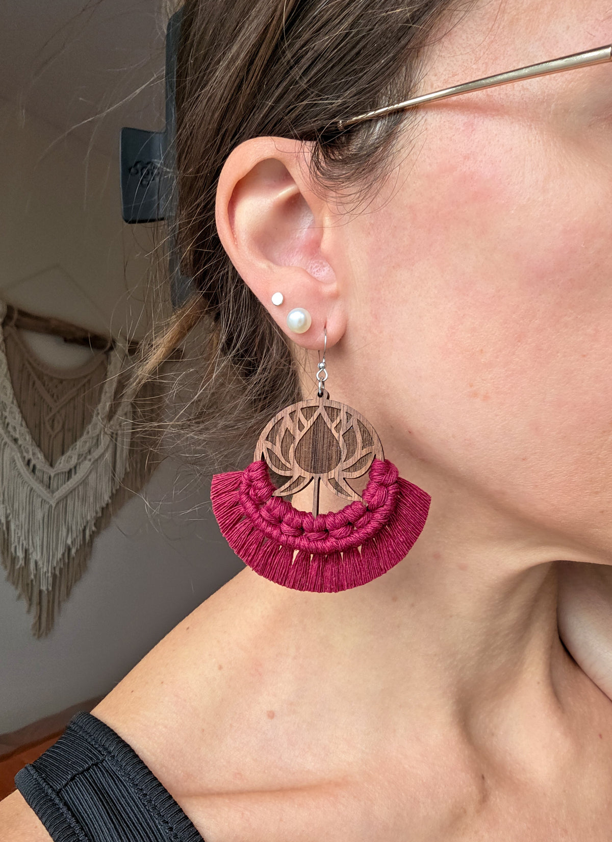Boucles d’oreilles Lotus en bois de cerisier – Macramé bohème, couleur noir et argent
