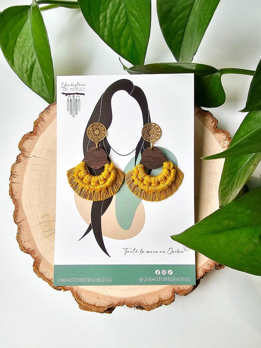 Boucles d'oreilles en macramé, base en bois, couleur jaune épicé, attaches or