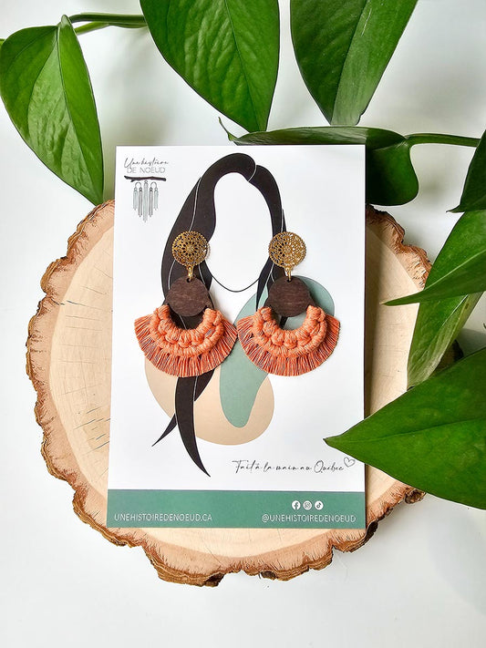 Boucles d'oreilles en macramé, base en bois, couleur orange brûlé, attaches or