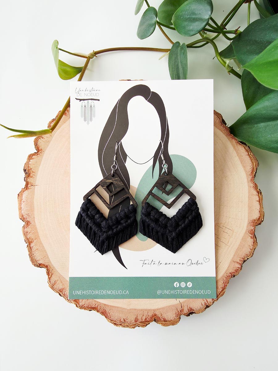 Boucles d'oreilles en macramé sur base en bois grande, couleur noir et crochet argent