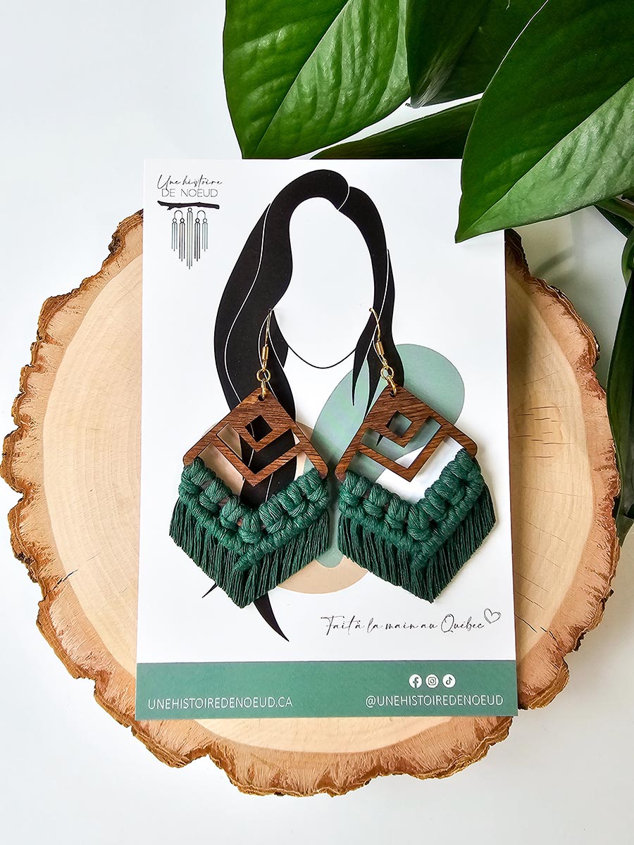 Boucles d'oreilles en macramé sur base en bois grande, couleur vert forêt et crochet or