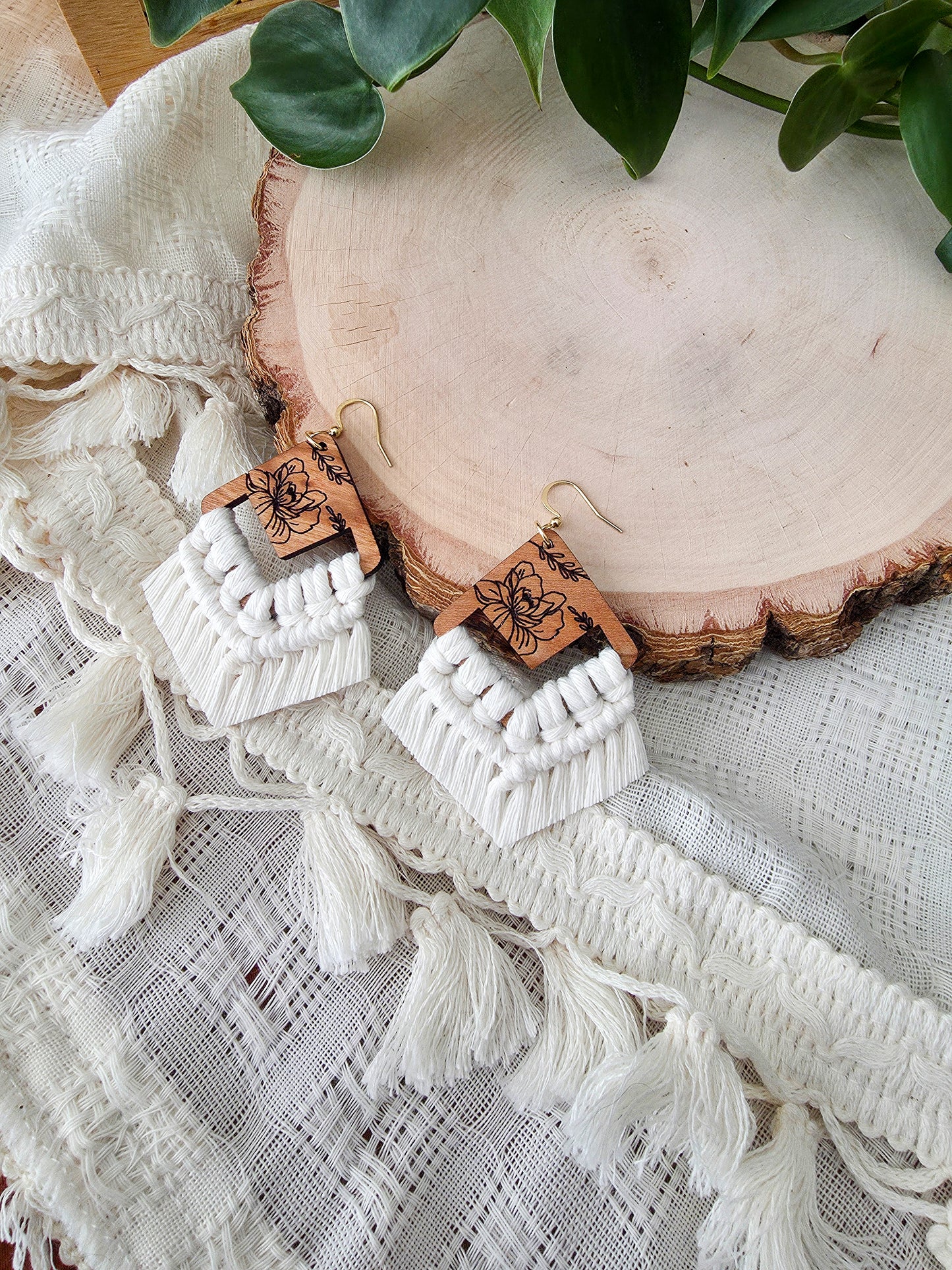 Boucles d’oreilles Flora en bois de cerisier – Format grand, couleur naturel et or