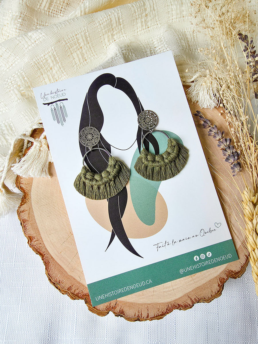 Boucles d’oreilles Noélia – Macramé bohème, couleur olive et argent