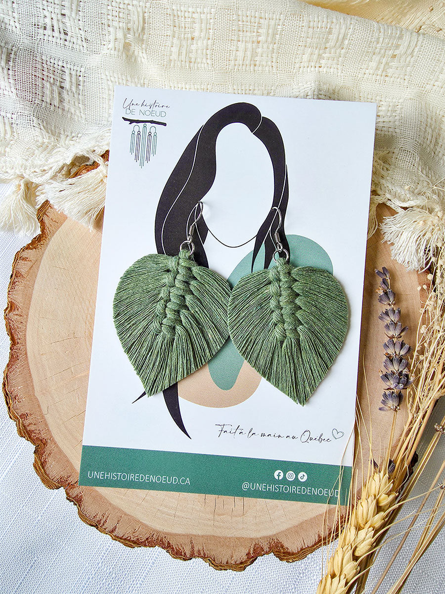 Boucles d’oreilles Plume – Macramé bohème, couleur eucalyptus et argent