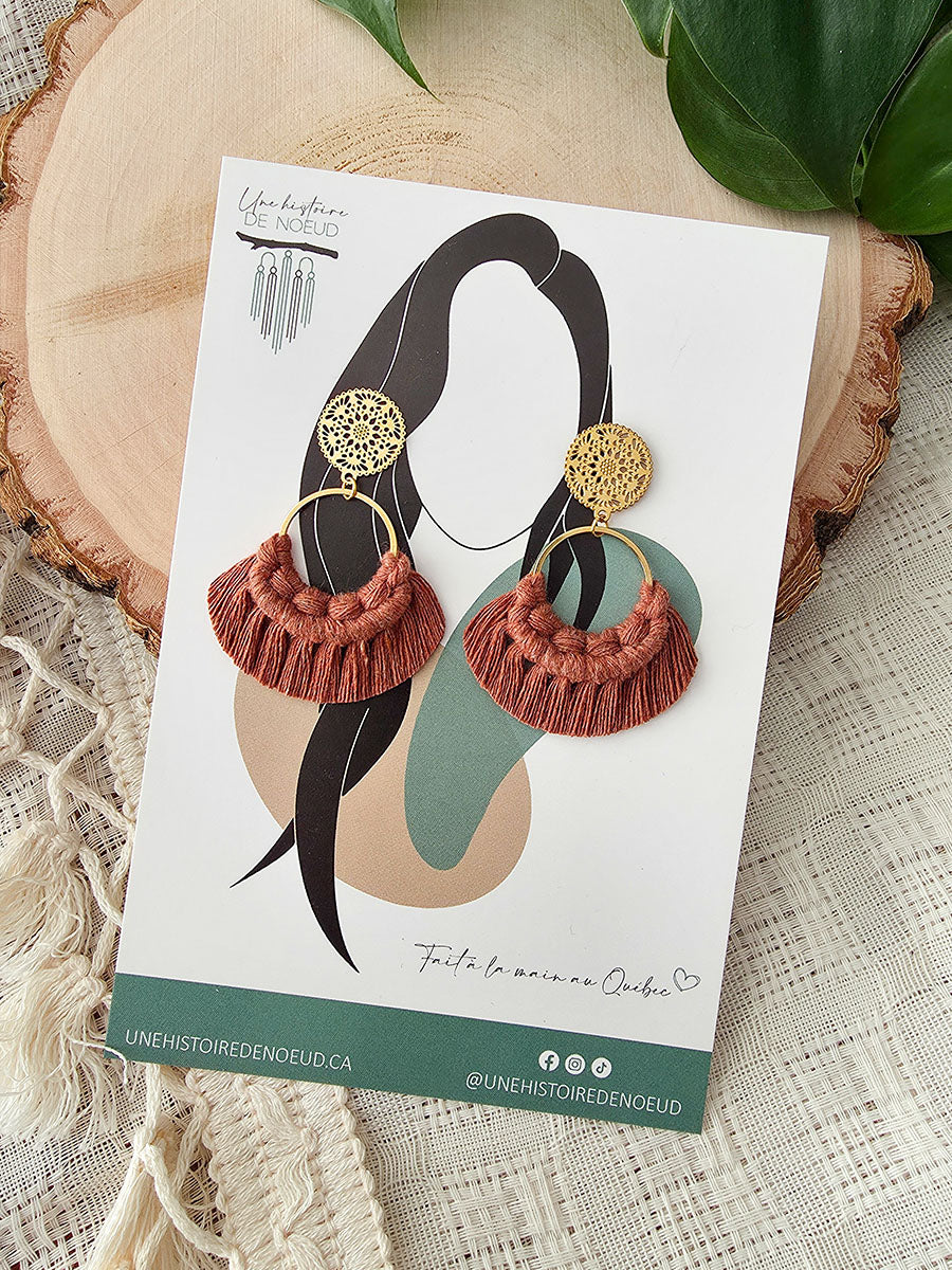 Boucles d’oreilles Noélia – Macramé bohème, couleur cannelle et or