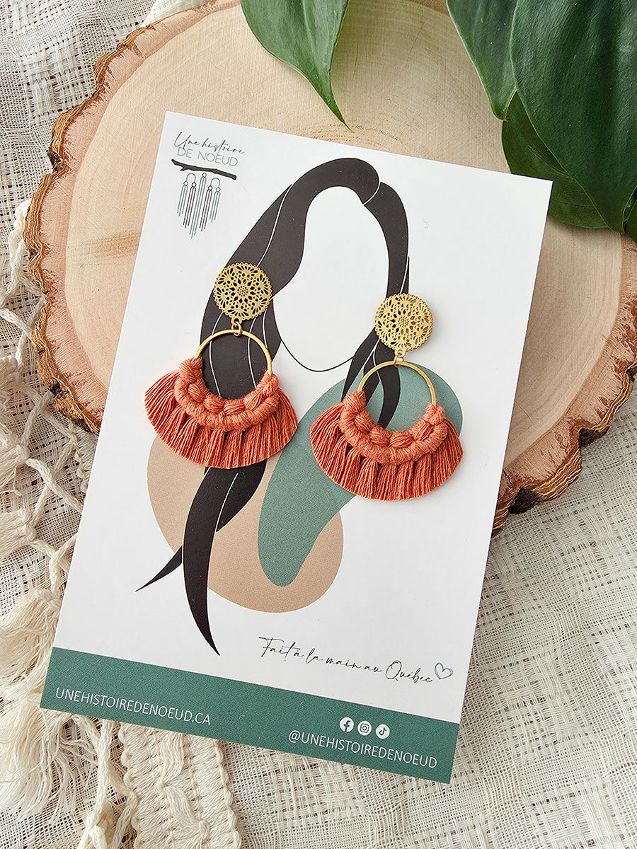 Boucles d’oreilles Noélia – Macramé bohème, couleur terracota et or