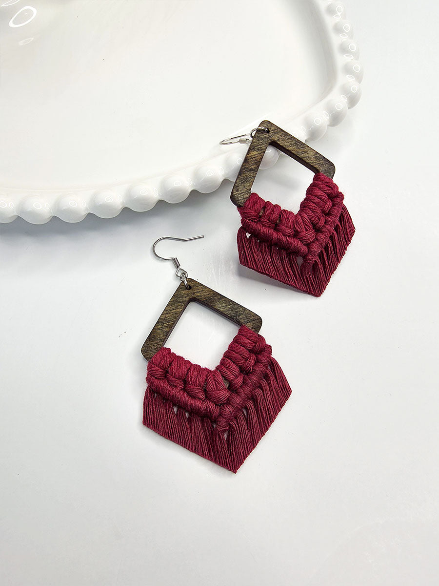 Boucles d’oreilles Élina – Macramé bohème, couleur rouge cerise