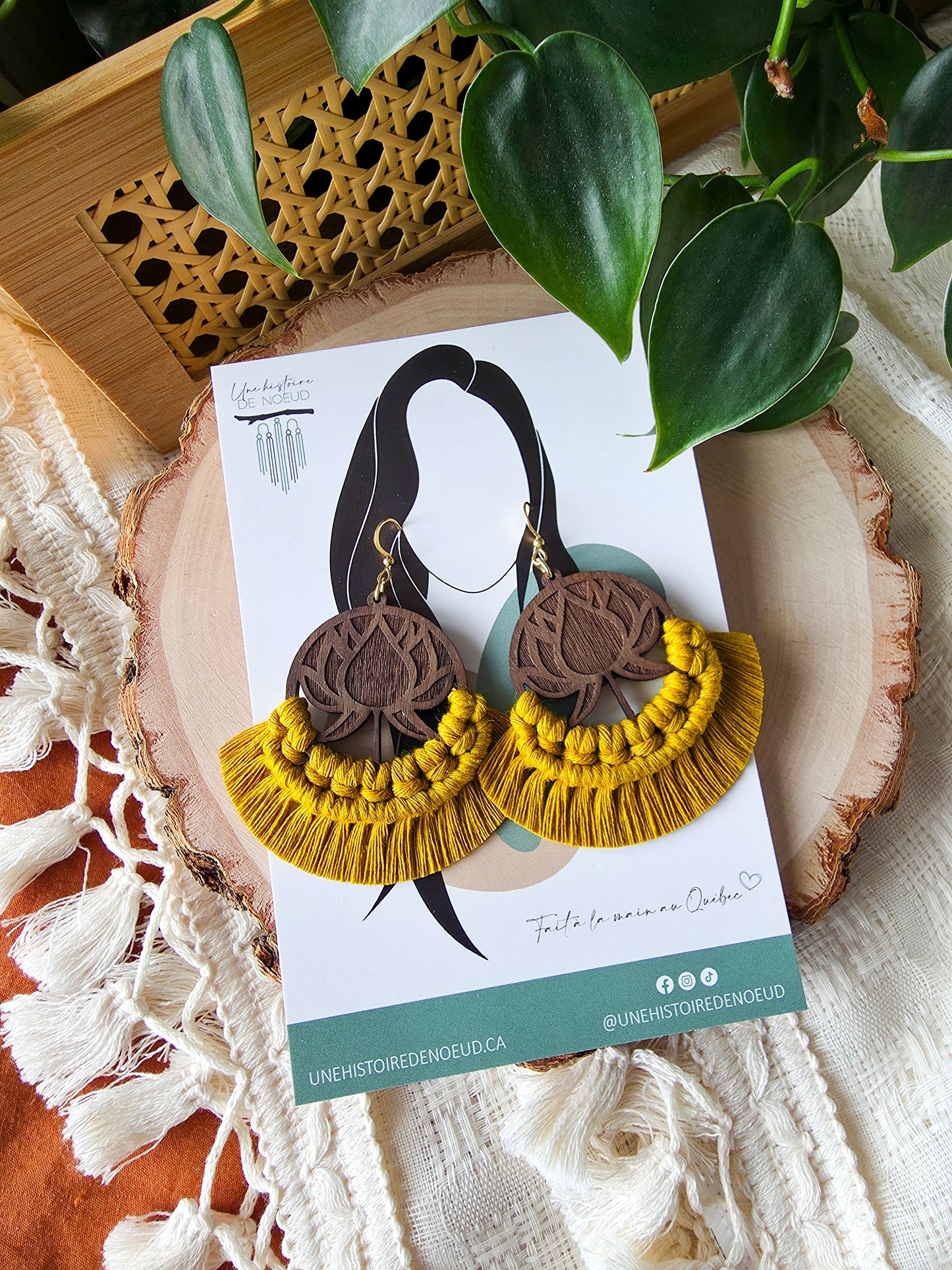 Boucles d’oreilles Lotus – Macramé bohème, couleur jaune épicé et or