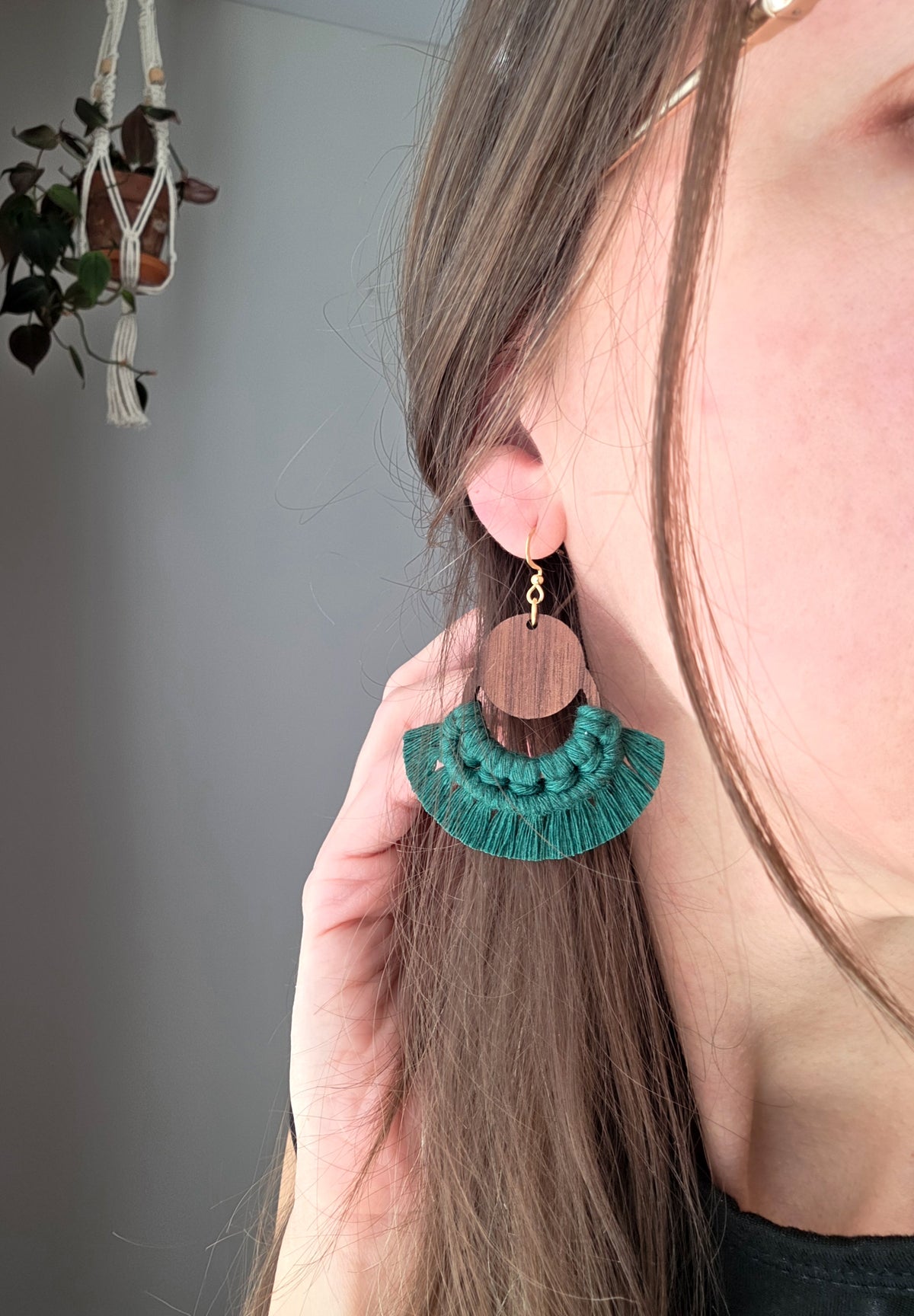 Boucles d’oreilles Sorel en bois de noyer – Format grand, vert forêt et argent