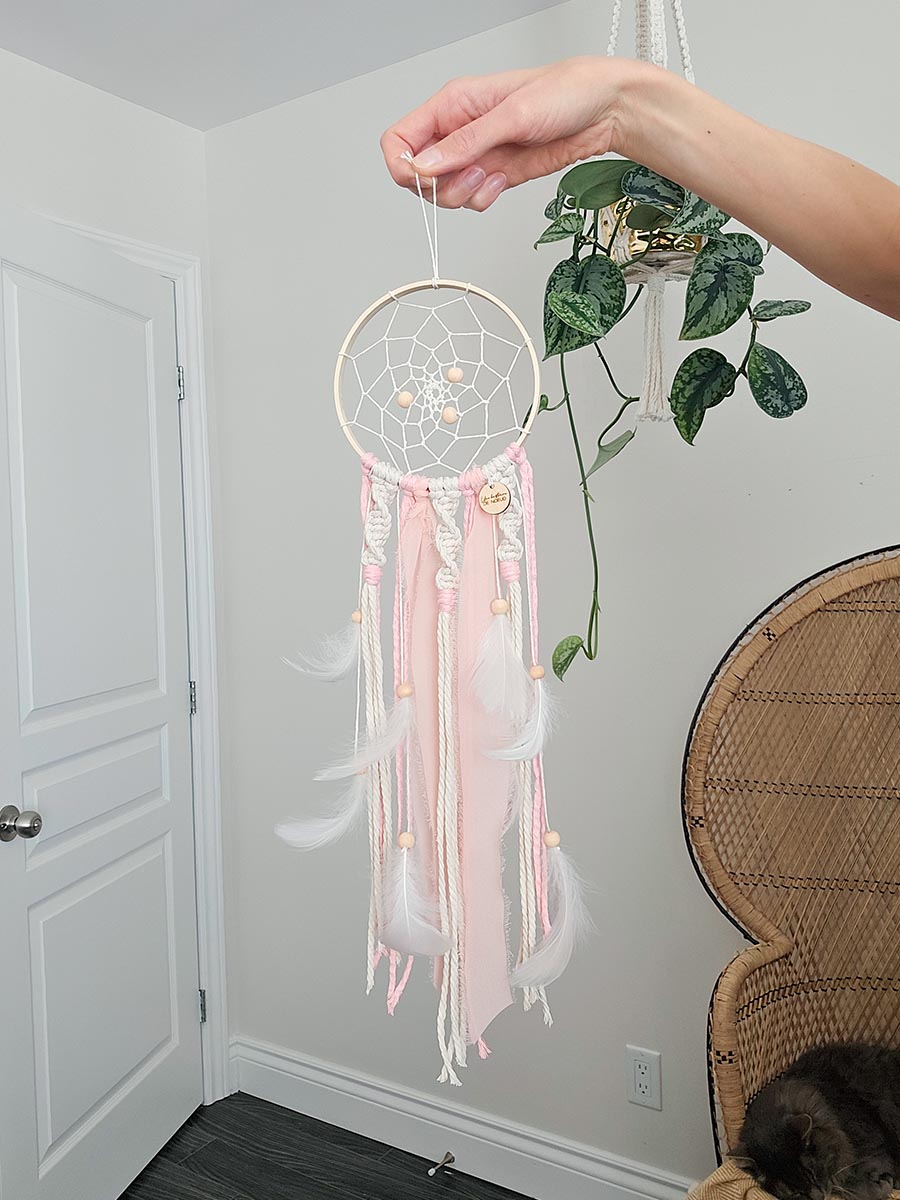 Capteur de rêves en macramé, couleur rose pâle
