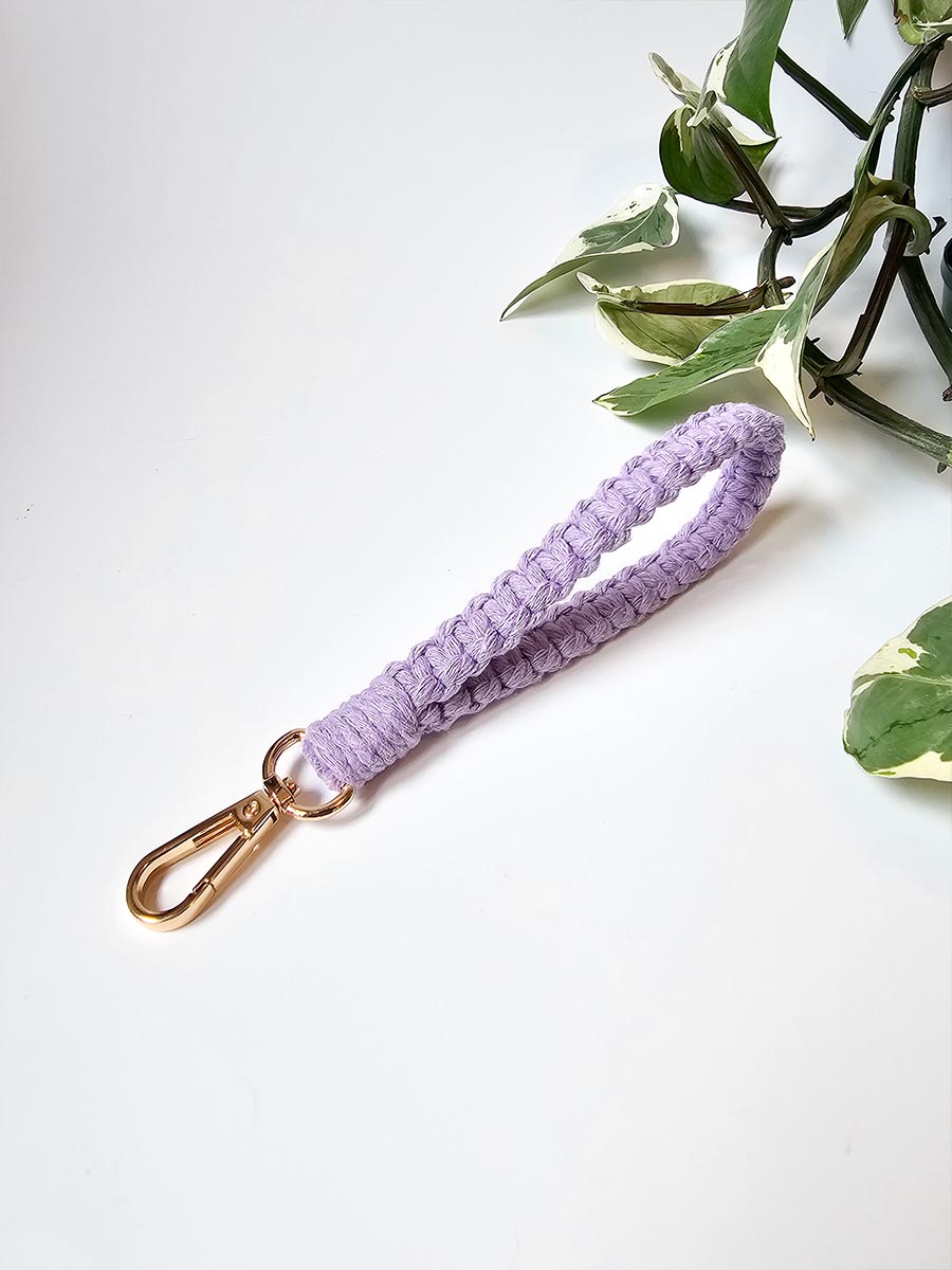 Porte-clés de poignet mince en macramé