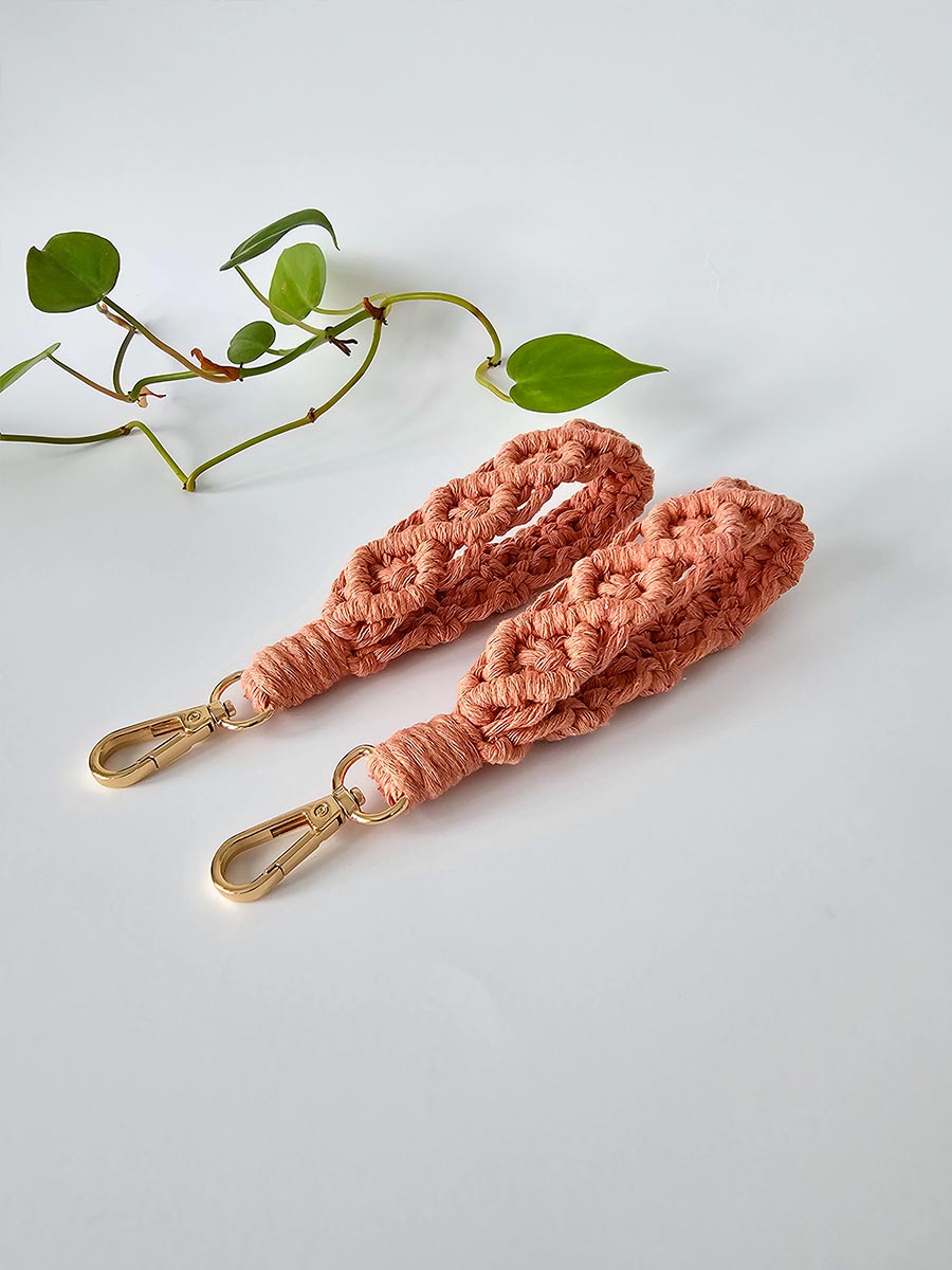 Porte-clés de poignet large en macramé