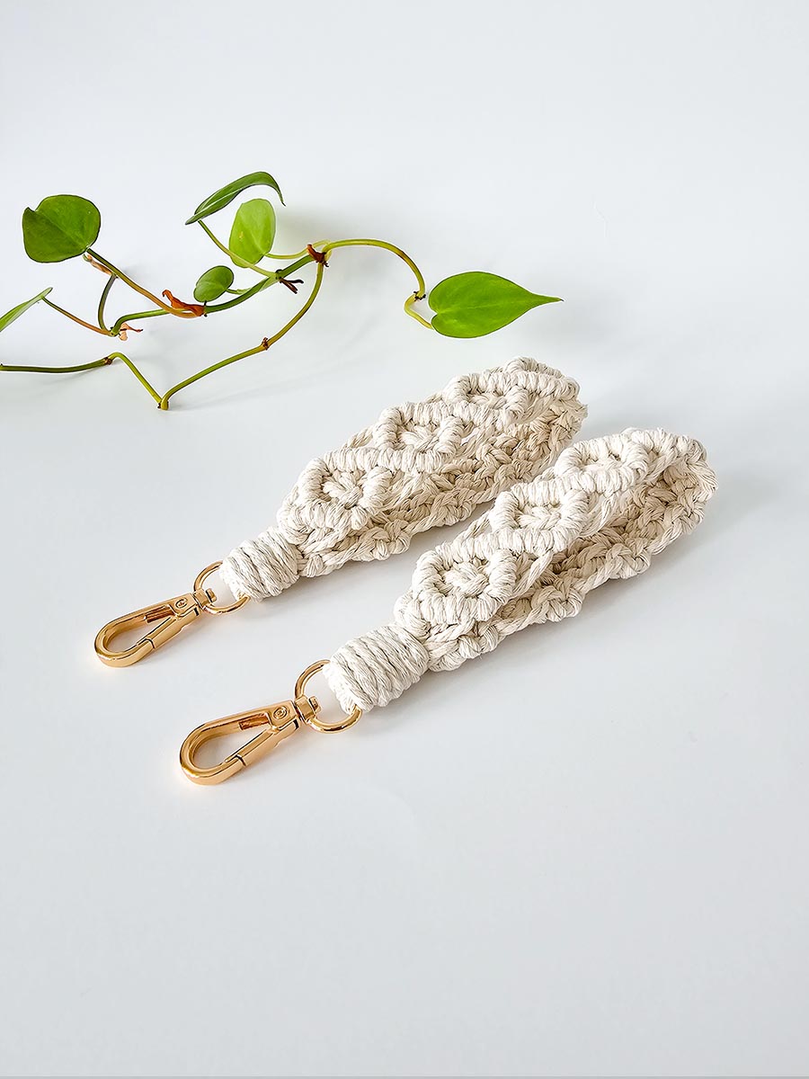 Porte-clés de poignet large en macramé