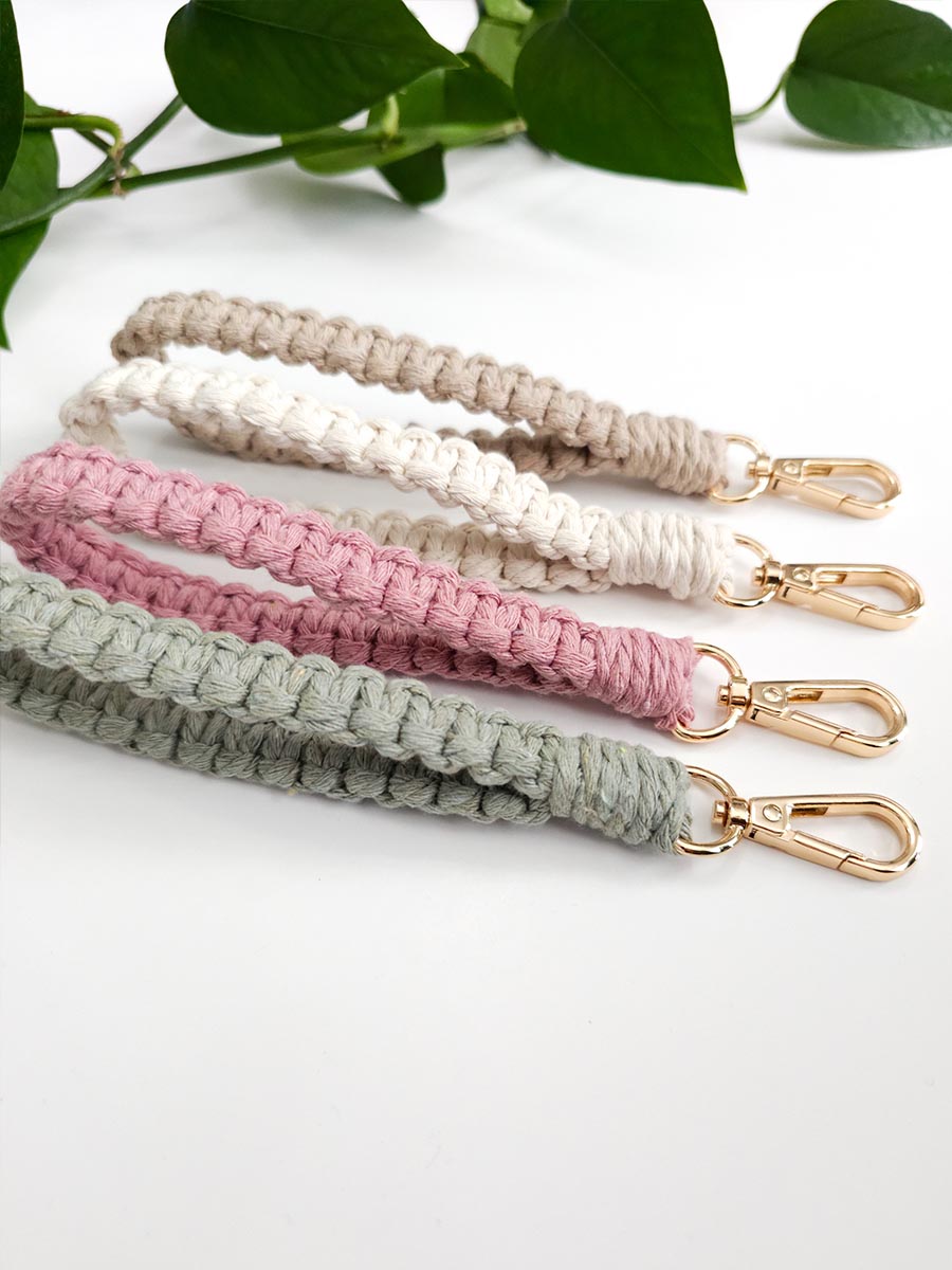 Porte-clés de poignet mince en macramé