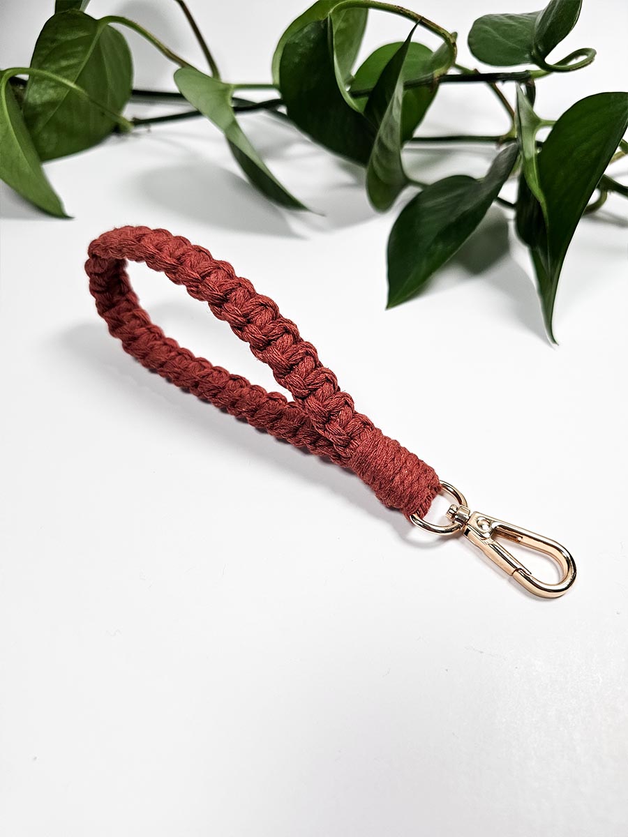 Porte-clés de poignet mince en macramé