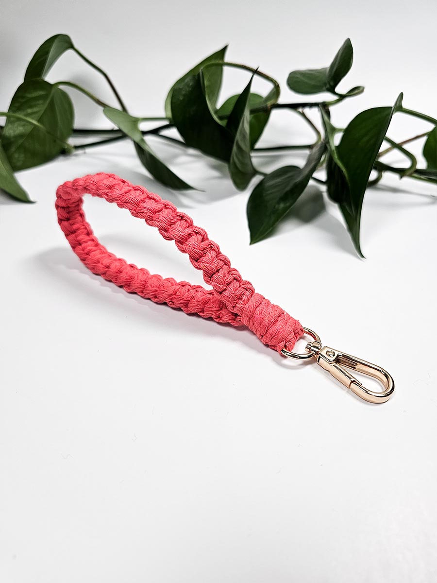 Porte-clés de poignet mince en macramé