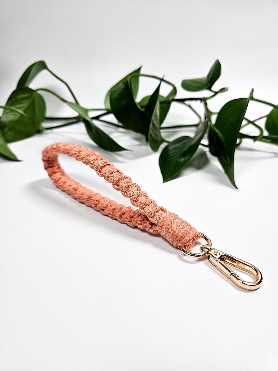 Porte-clés de poignet mince en macramé
