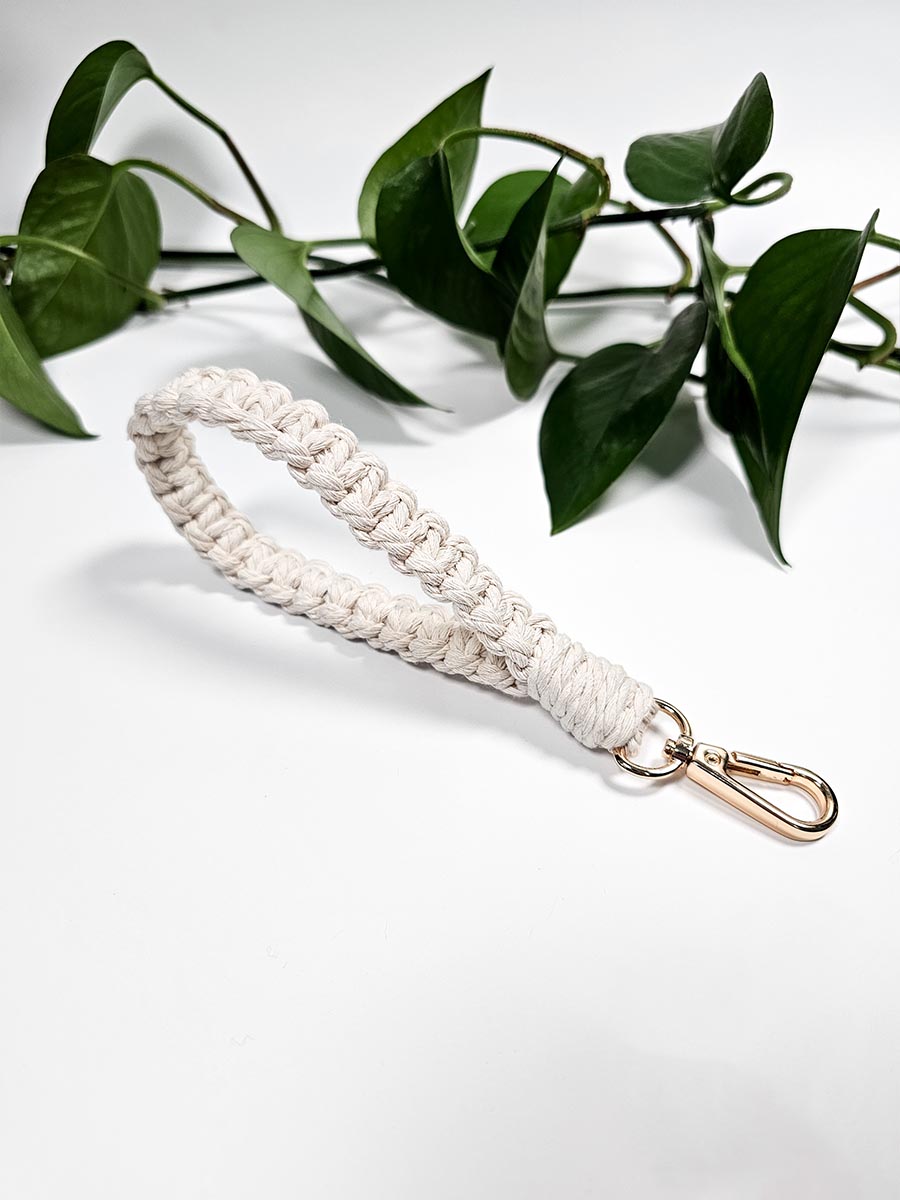 Porte-clés de poignet mince en macramé