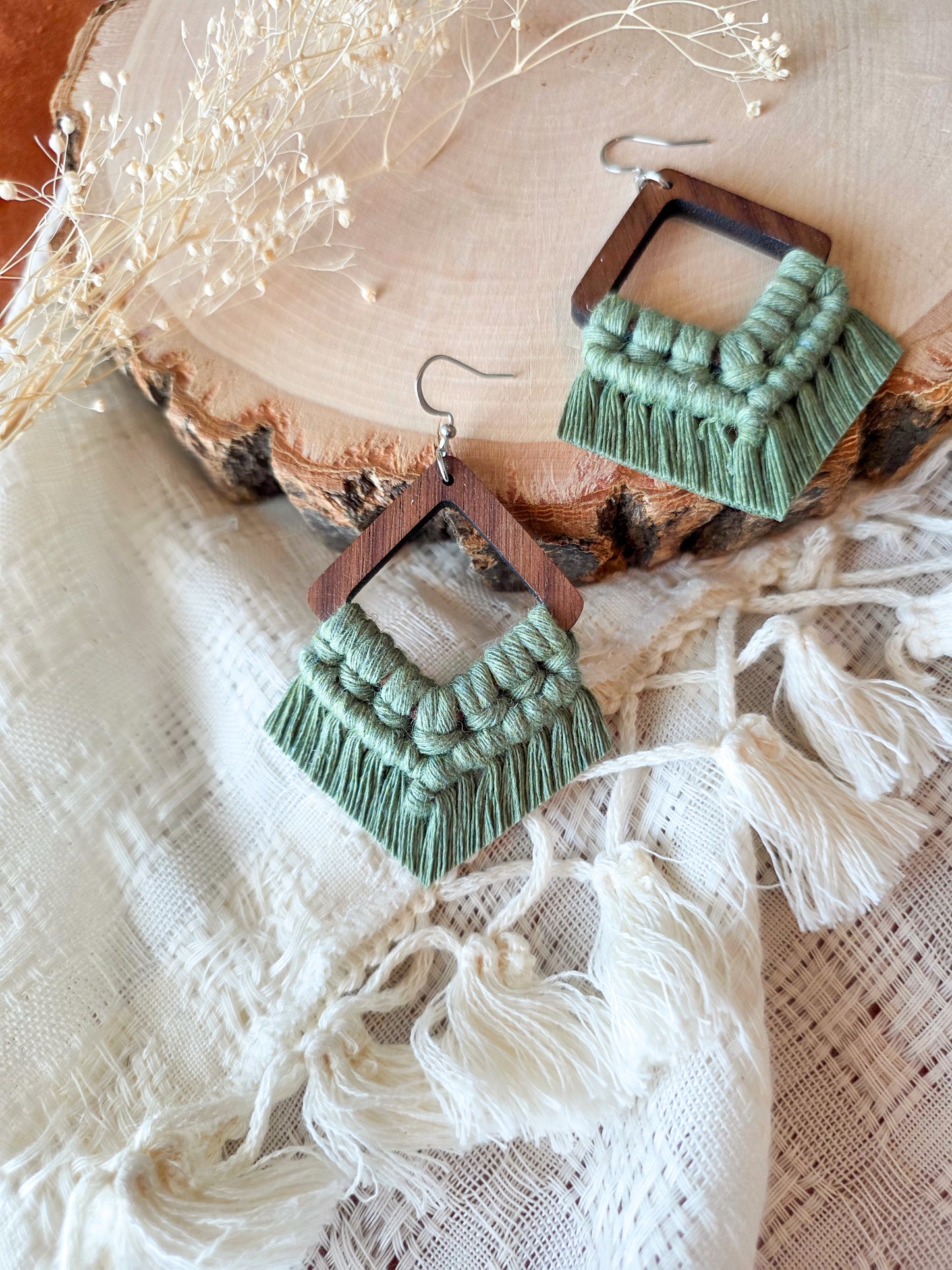 Boucles d’oreilles Élina en bois de noyer – Couleur eucalyptus et argent