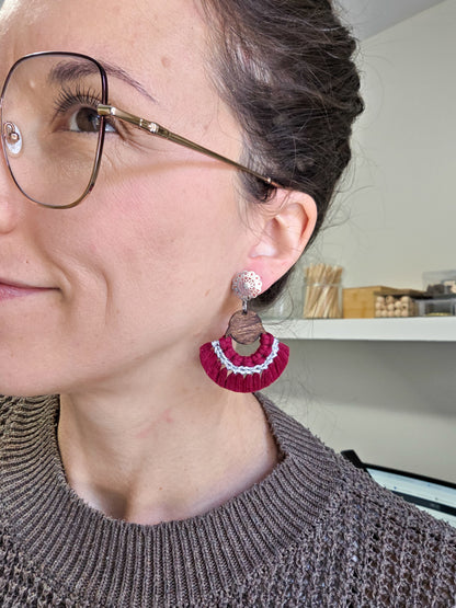 *Mini collection des fêtes* Boucles d'oreilles en macramé, base en bois, couleur bourgogne et or
