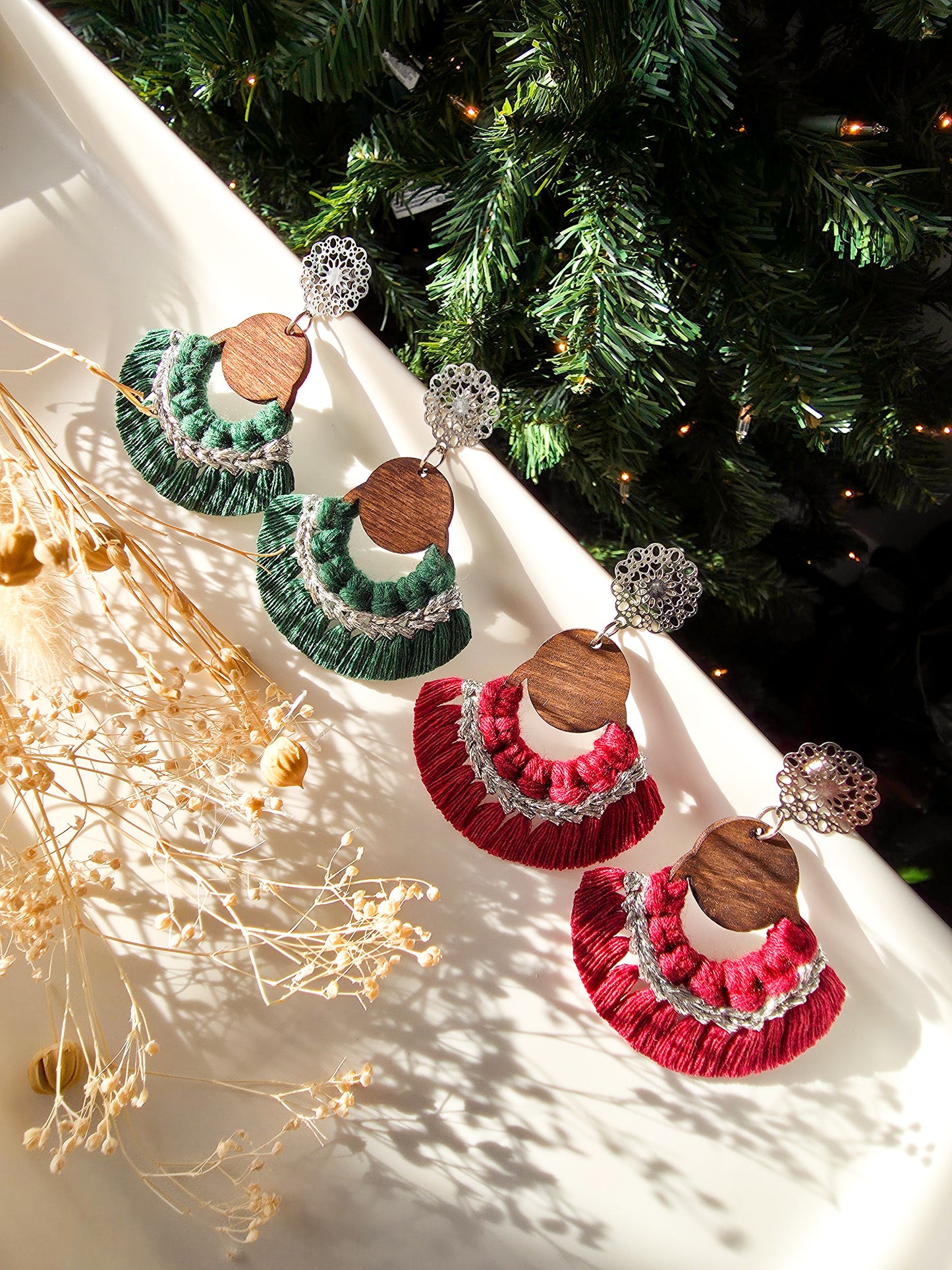 *Mini collection des fêtes* Boucles d'oreilles en macramé, base en bois, couleur vert forêt et argent