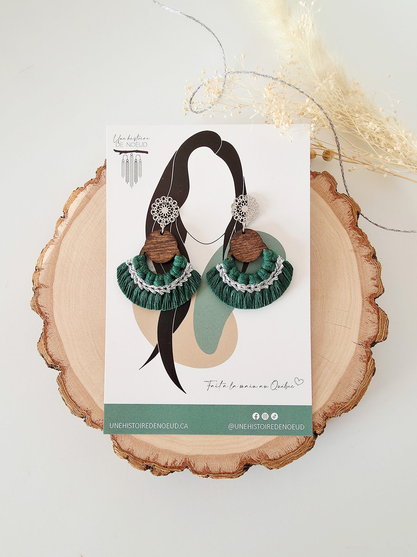 *Mini collection des fêtes* Boucles d'oreilles en macramé, base en bois, couleur vert forêt et argent
