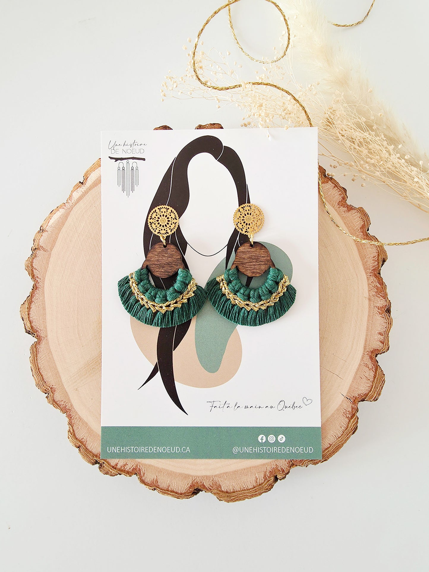 *Mini collection des fêtes* Boucles d'oreilles en macramé, base en bois, couleur vert forêt et or