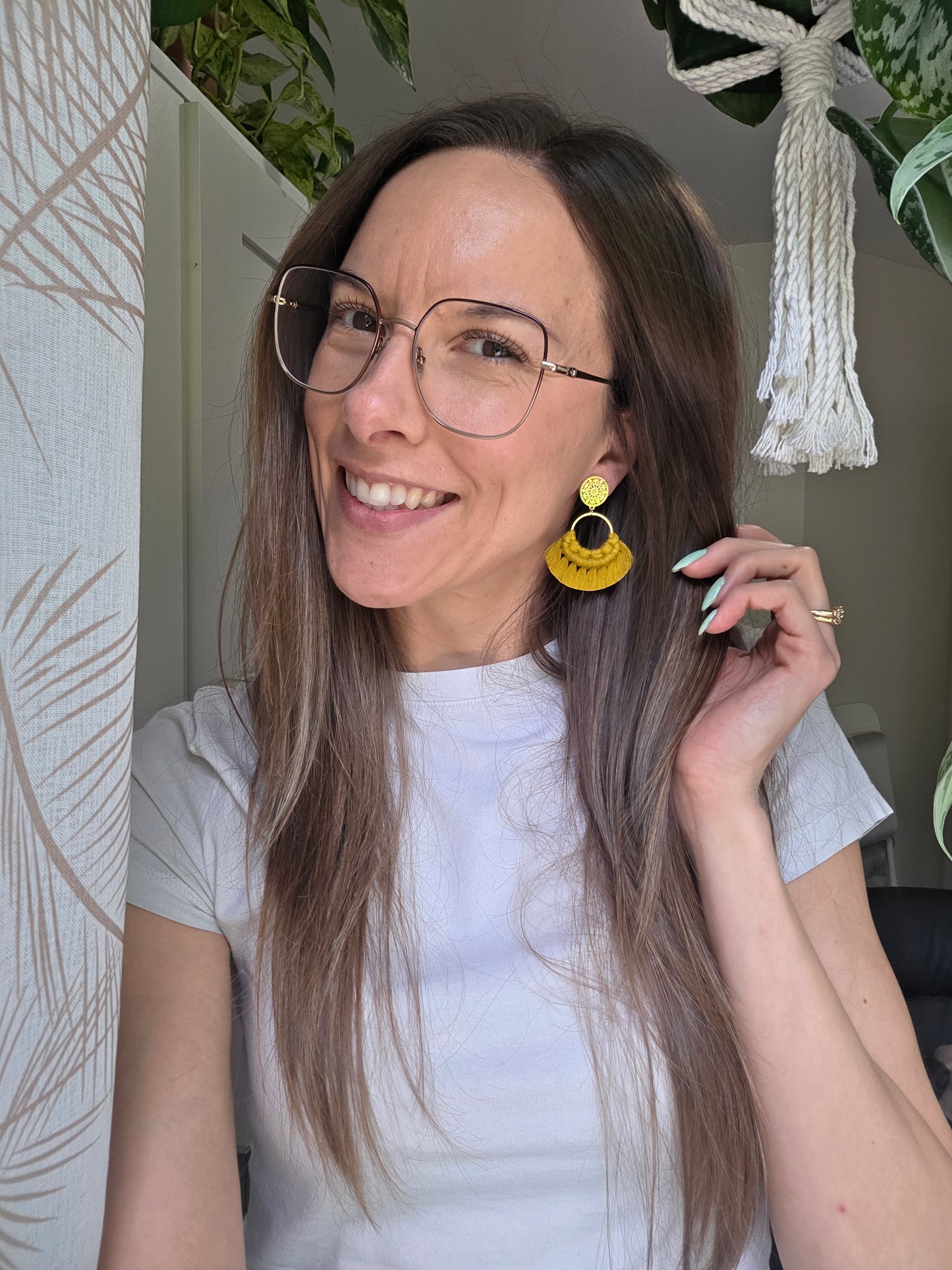 Boucles d'oreilles Noélia – Macramé bohème, couleur jaune épicé, crochets or