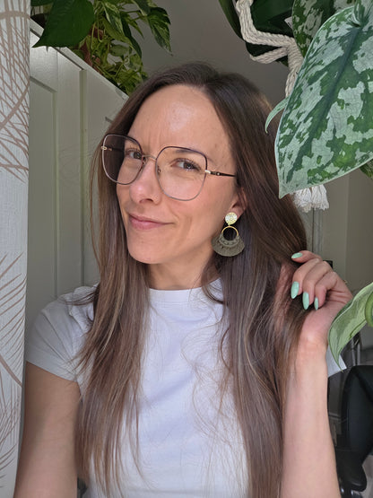 Boucles d’oreilles Noélia – Macramé bohème, couleur olive et argent