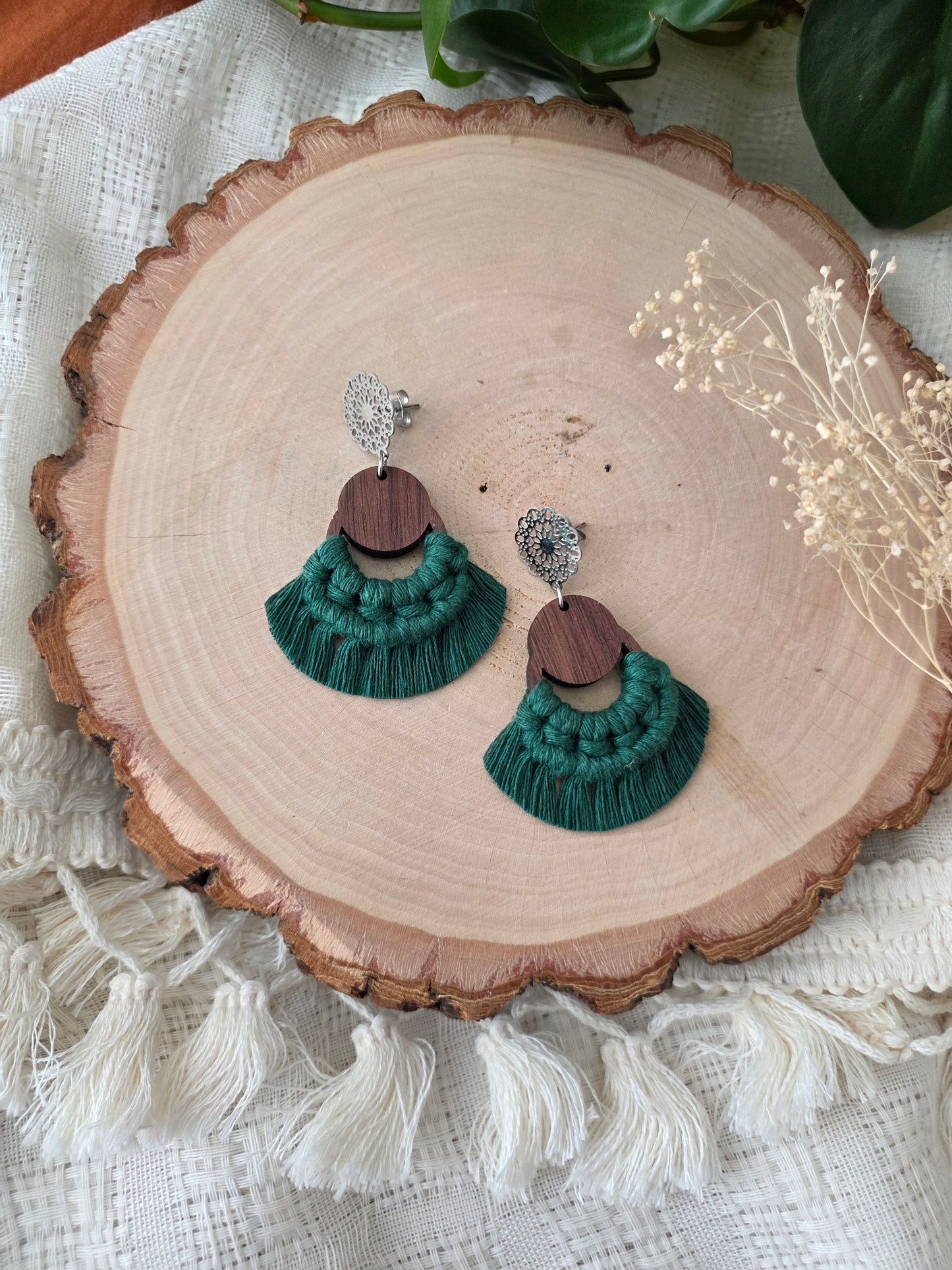 Boucles d’oreilles Sorel – Macramé bohème, couleur vert forêt et argent