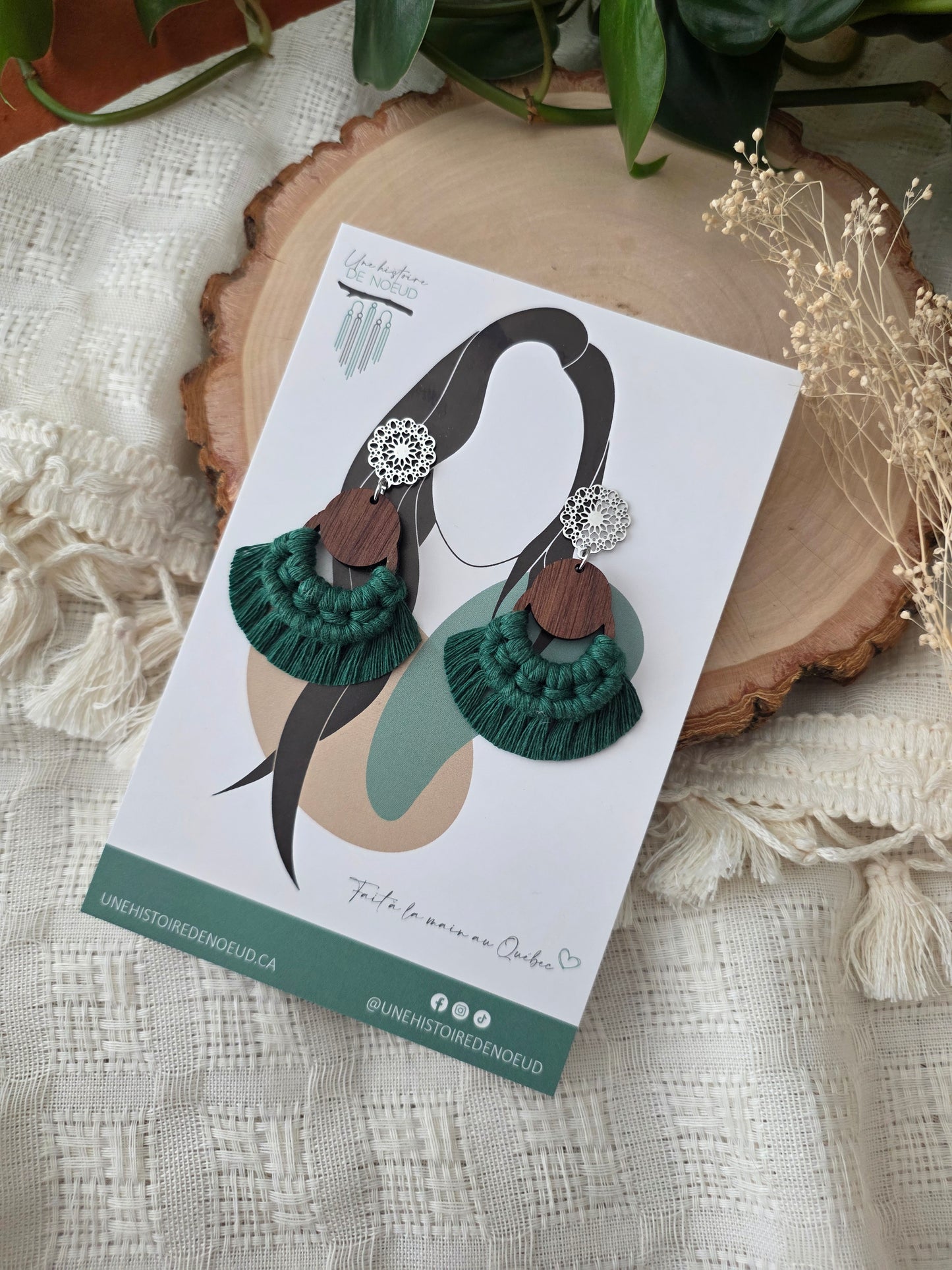 Boucles d’oreilles Sorel – Macramé bohème, couleur vert forêt et argent