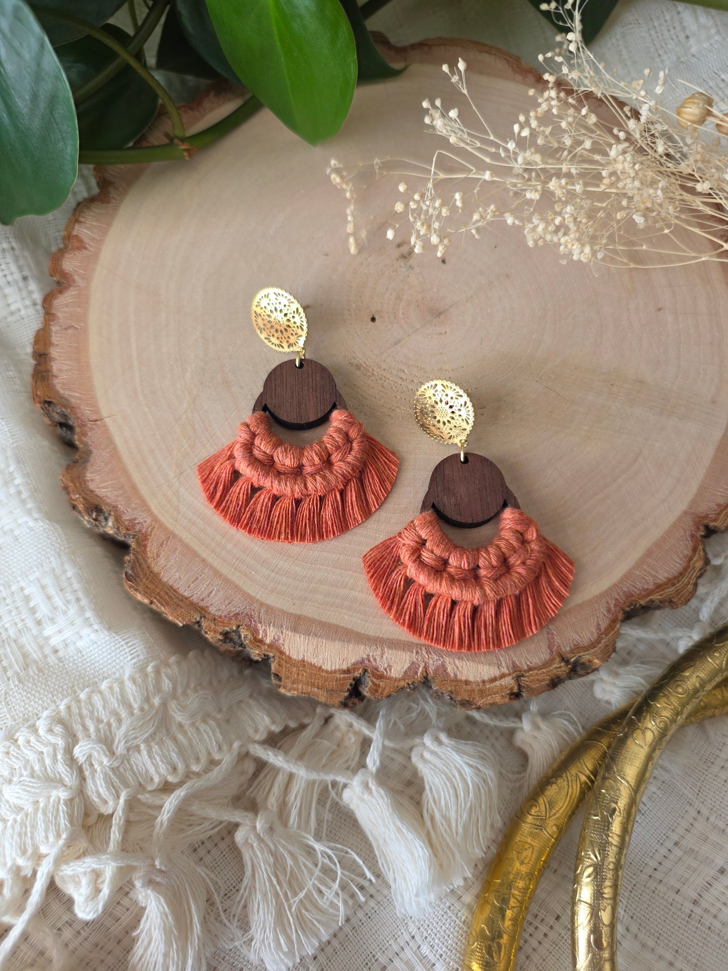 Boucles d’oreilles Sorel – Macramé bohème, couleur terracota et or