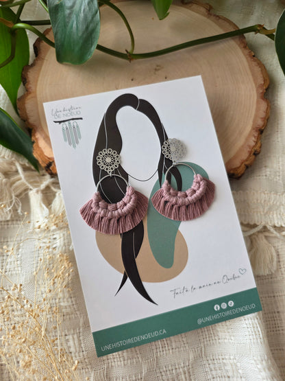 Boucles d’oreilles Noélia – Macramé bohème, couleur mauve pâle et argent
