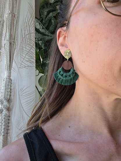 Boucles d’oreilles Sorel – Macramé bohème, couleur vert forêt et argent