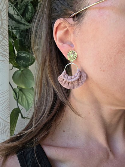 Boucles d’oreilles Noélia – Macramé bohème, couleur mauve pâle et argent