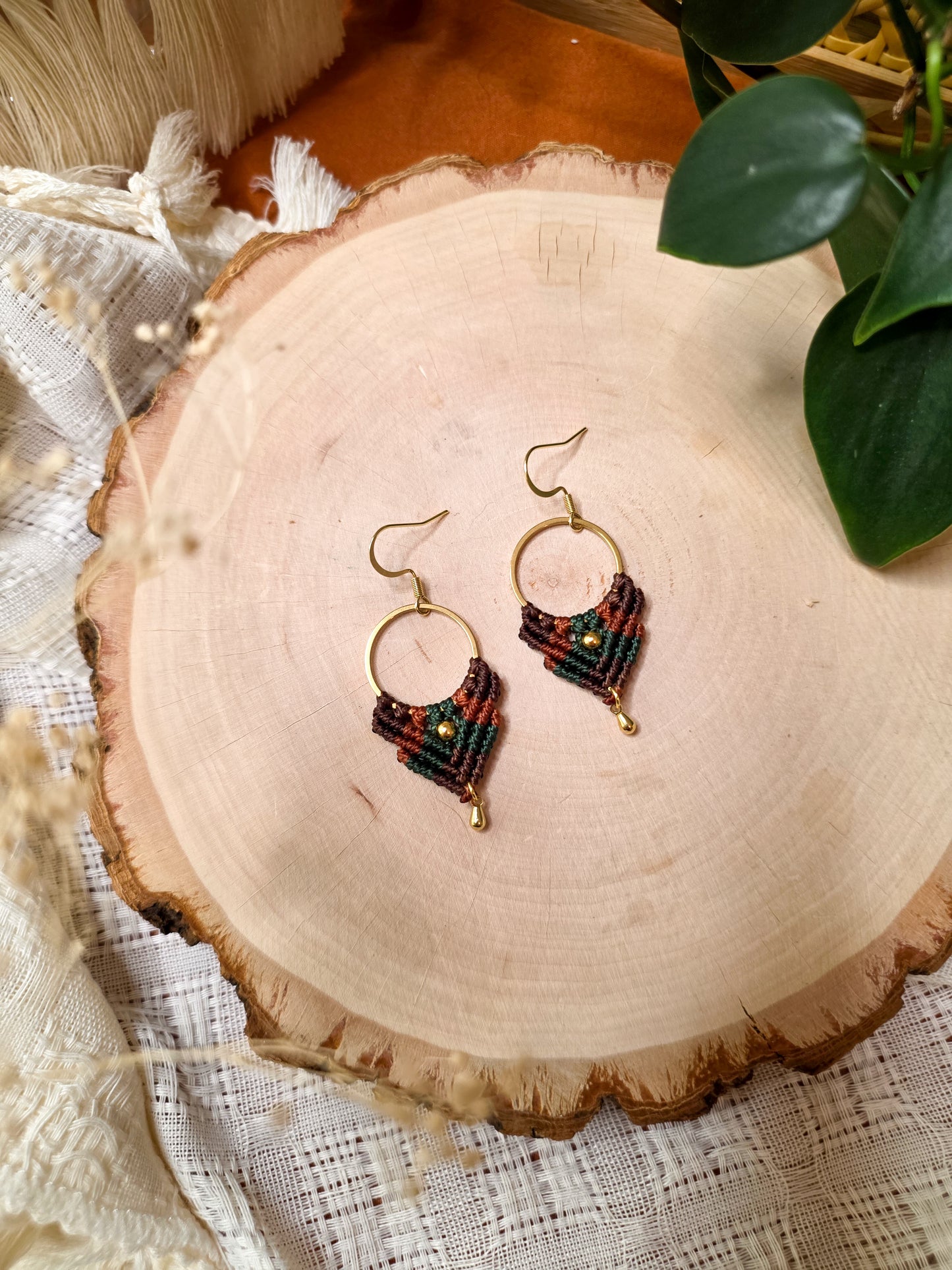 Boucles d’oreilles Ankaa – Micro-macramé bohème, brun chocolat, terracota et vert forêt