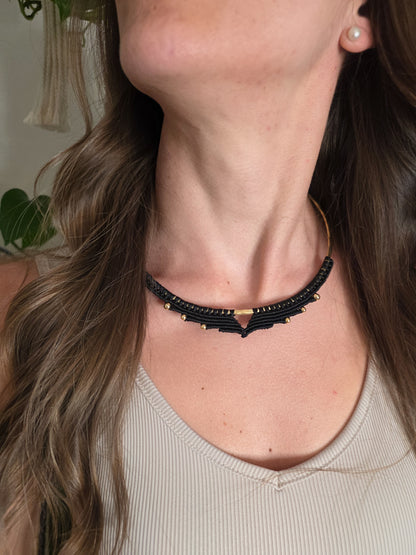 Collier laiton et micro-macramé, couleur noir