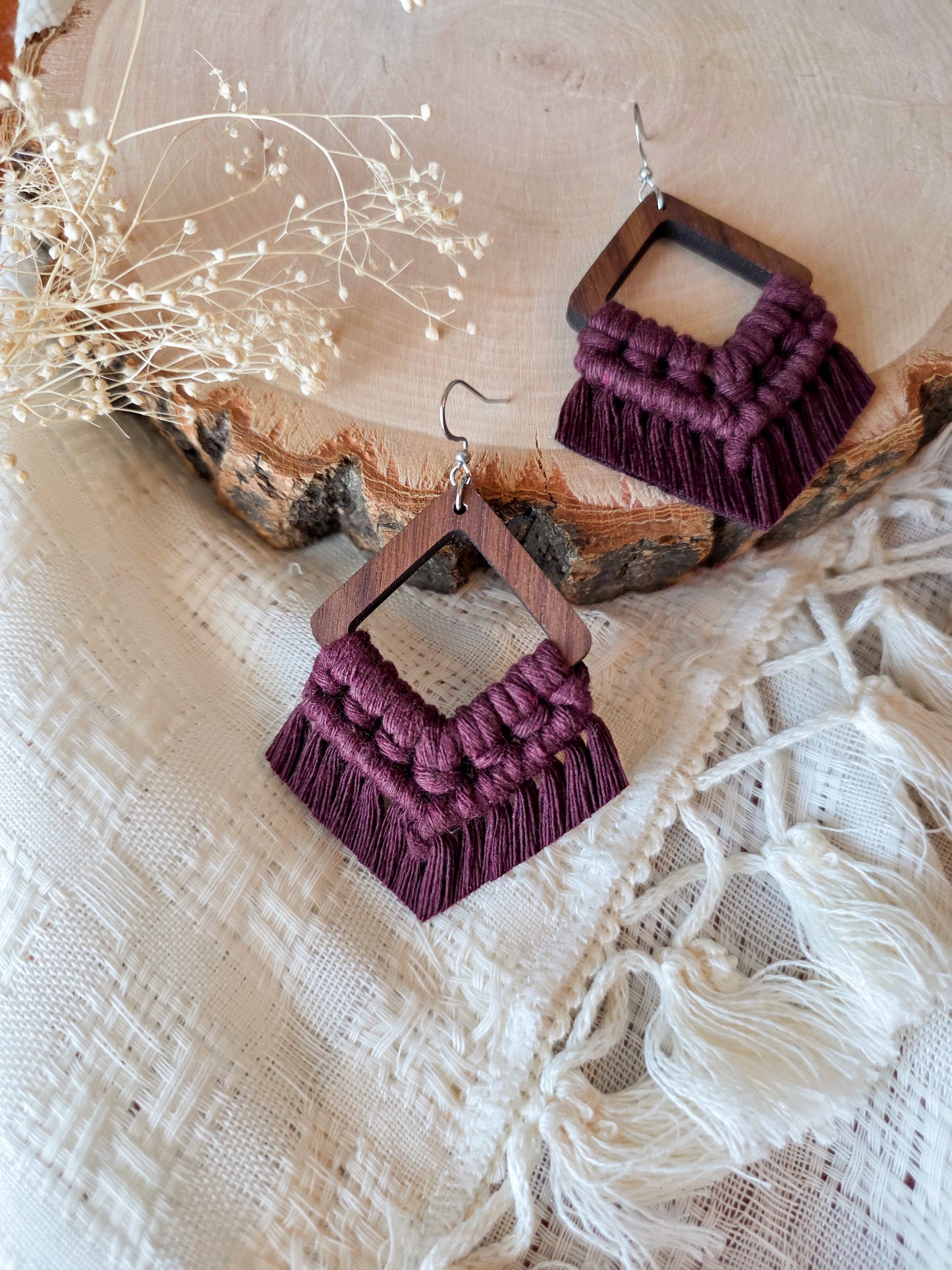 Boucles d’oreilles Élina en bois de noyer – Macramé bohème, couleur prune et argent