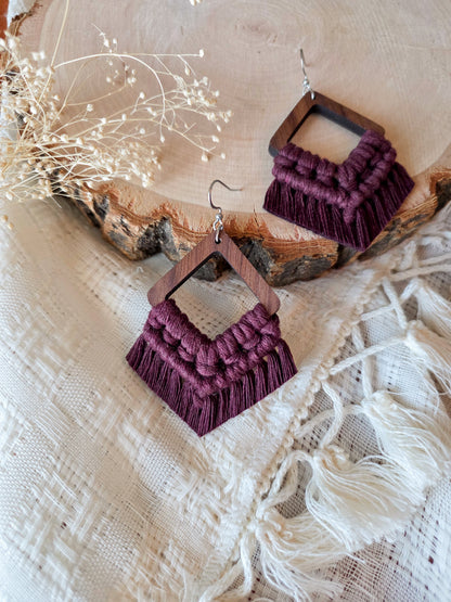 Boucles d’oreilles Élina en bois de noyer – Macramé bohème, couleur prune et argent