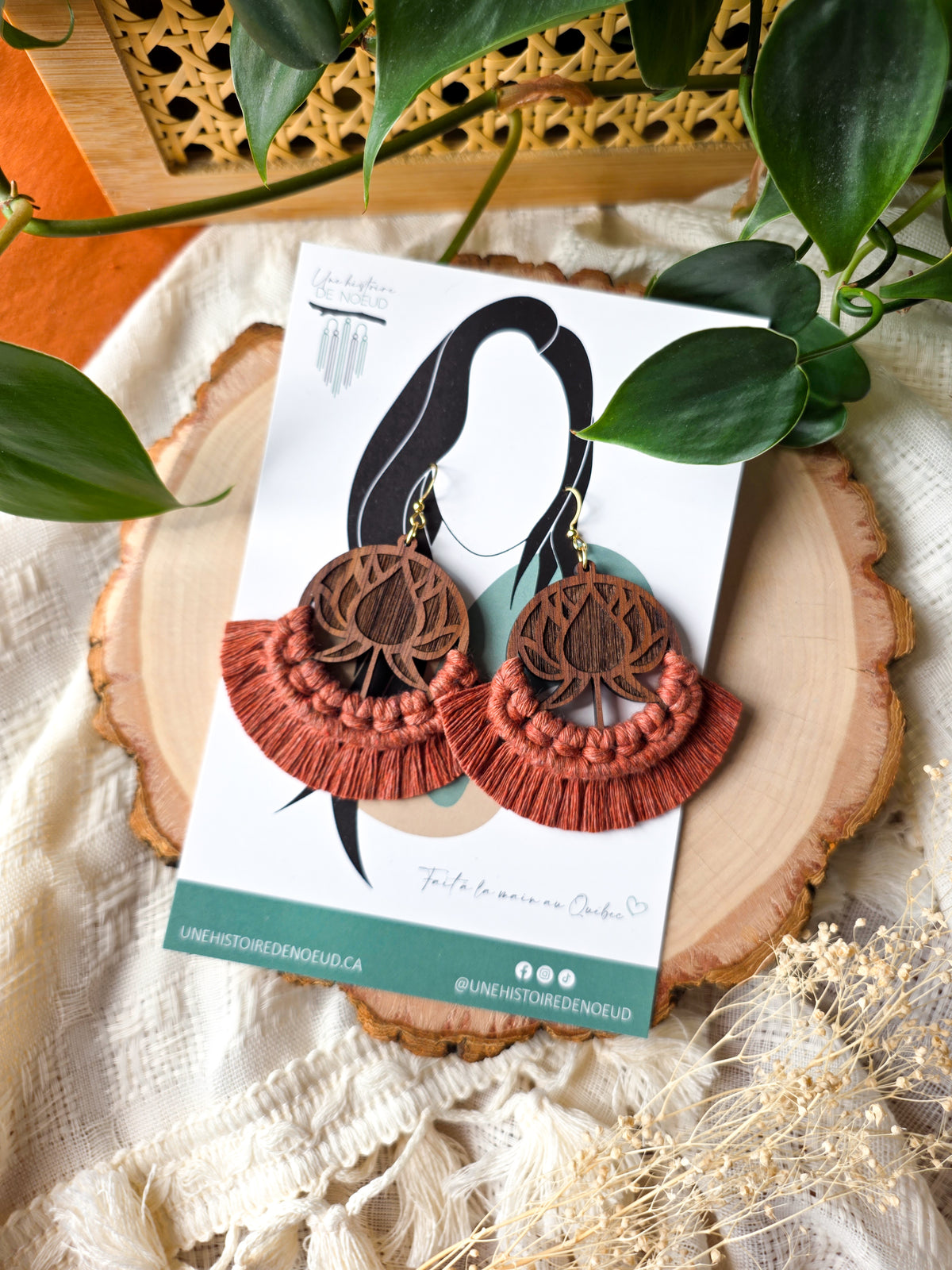Boucles d’oreilles Lotus en bois de noyer – Macramé bohème, couleur cannelle et or