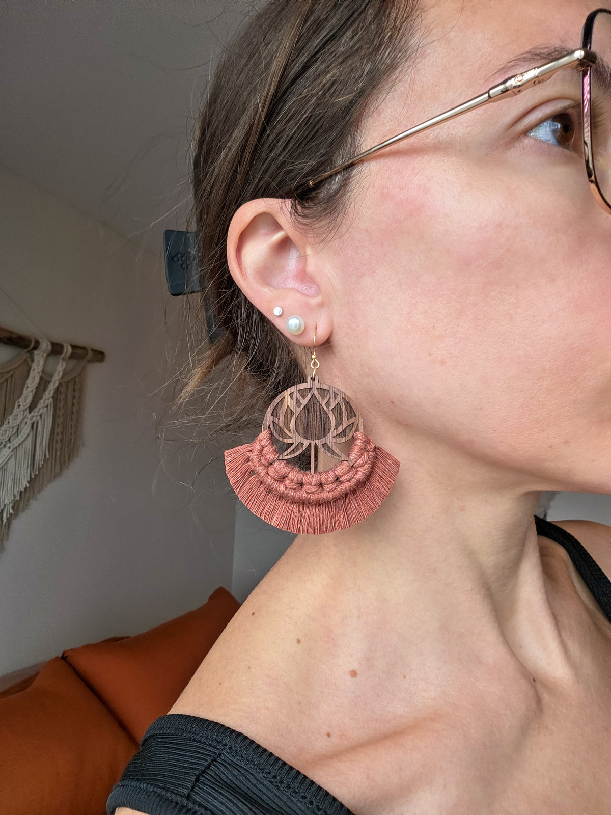 Boucles d’oreilles Lotus en bois de noyer – Macramé bohème, couleur cannelle et or
