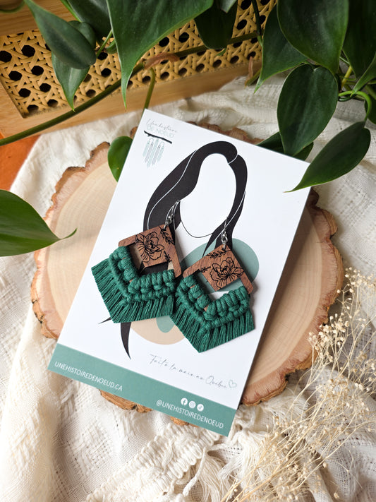 Boucles d’oreilles Flora en macramé et bois de noyer – Format grand