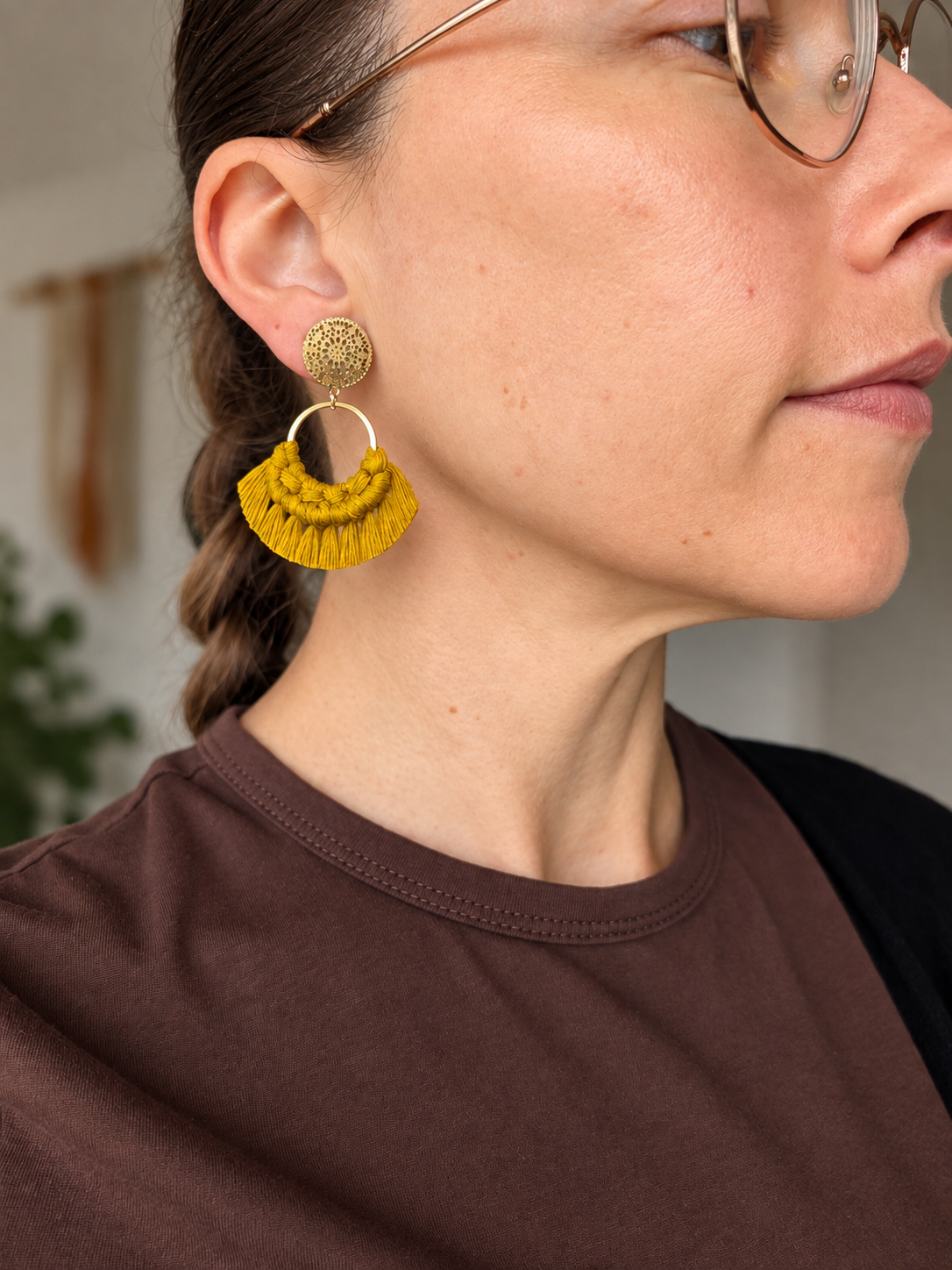 Boucles d'oreilles Noélia – Macramé bohème, couleur jaune épicé, crochets or