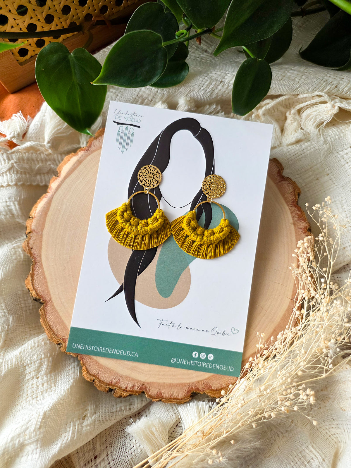 Boucles d'oreilles Noélia – Macramé bohème, couleur jaune épicé, crochets or