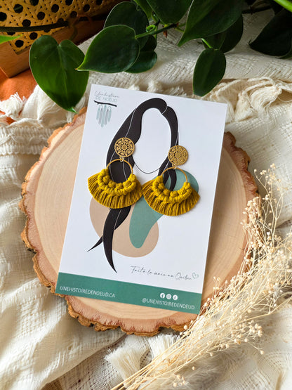 Boucles d'oreilles Noélia – Macramé bohème, couleur jaune épicé, crochets or
