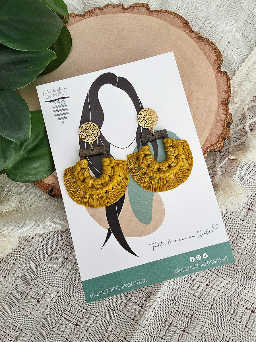 Boucles d’oreilles Naïra – Macramé bohème, couleur jaune épicé et or