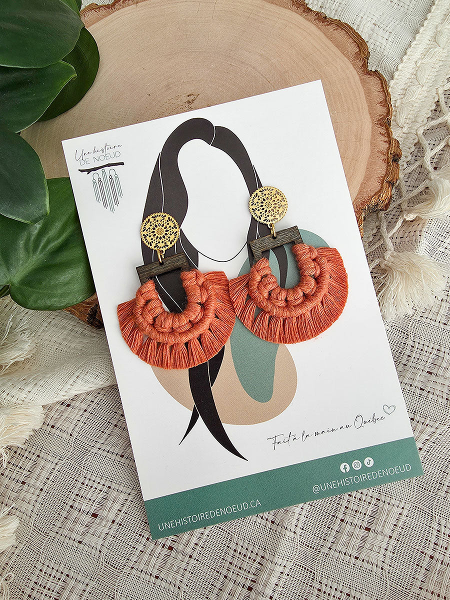 Boucles d’oreilles Naïra – Macramé bohème, couleur terracota et or