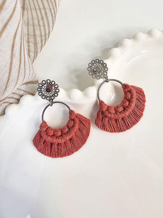 Boucles d’oreilles Noélia – Macramé bohème, couleur rose pivoine