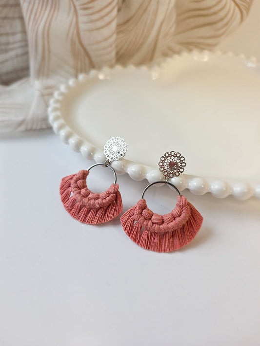 Boucles d’oreilles Noélia– Macramé bohème, couleur rose blush