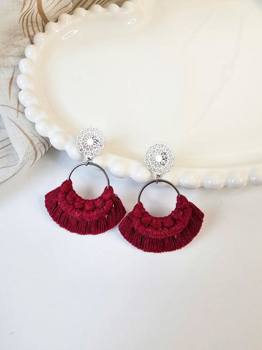 Boucles d’oreilles Noélia– Macramé bohème, couleur rouge cerise